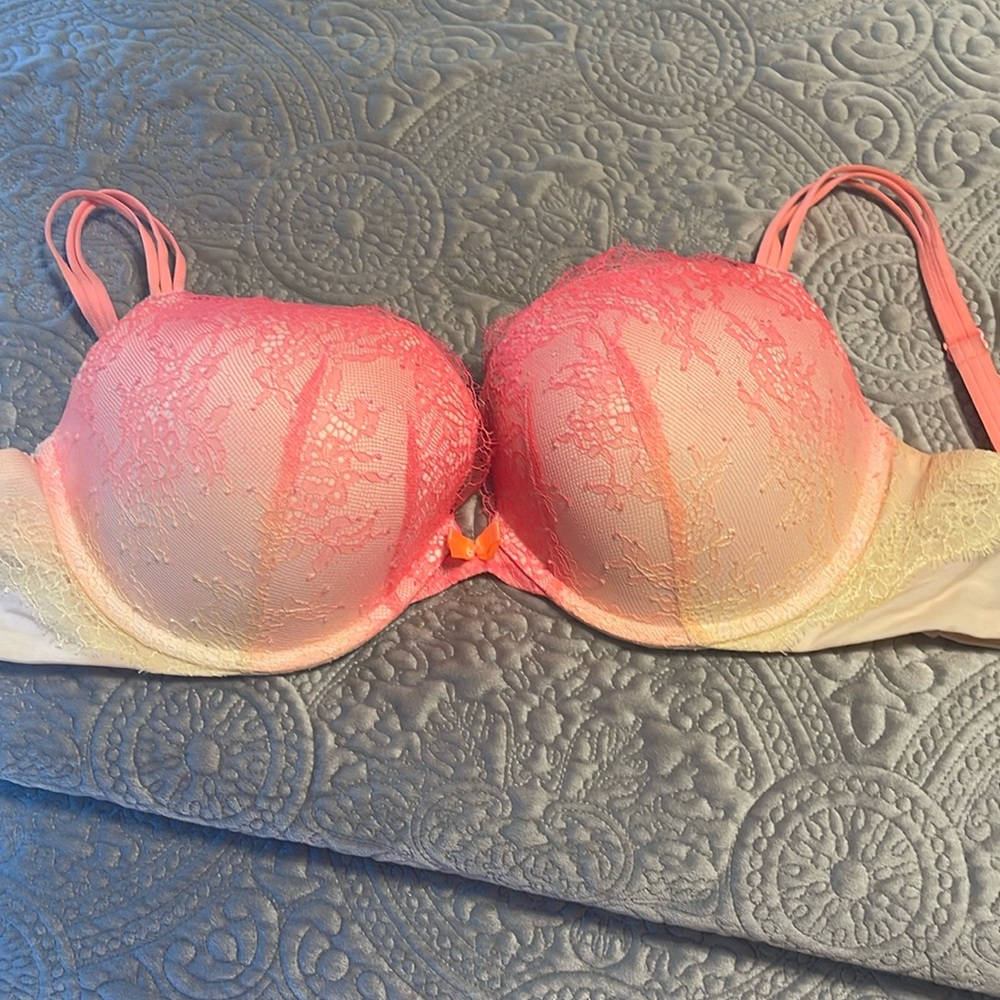 Victoria’s Secret 38C Very Sexy Push Up Bra.